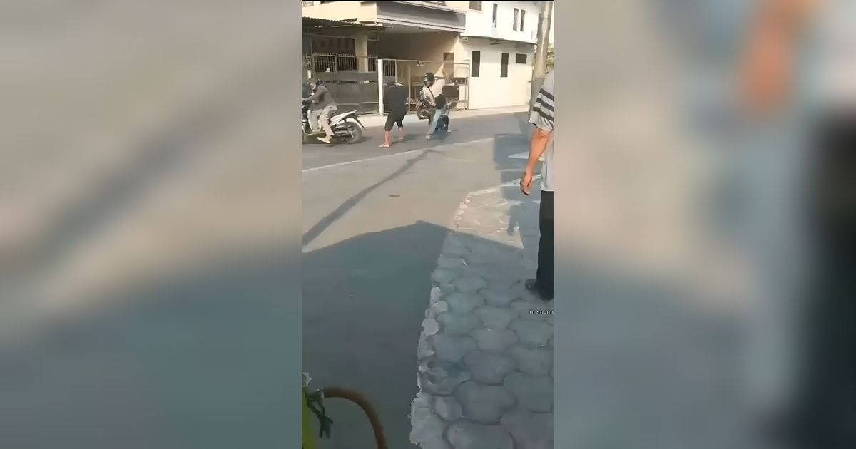 Detik-Detik Warga Tangkap Maling Motor, Temannya Setia Kawan Nggak Ninggalin