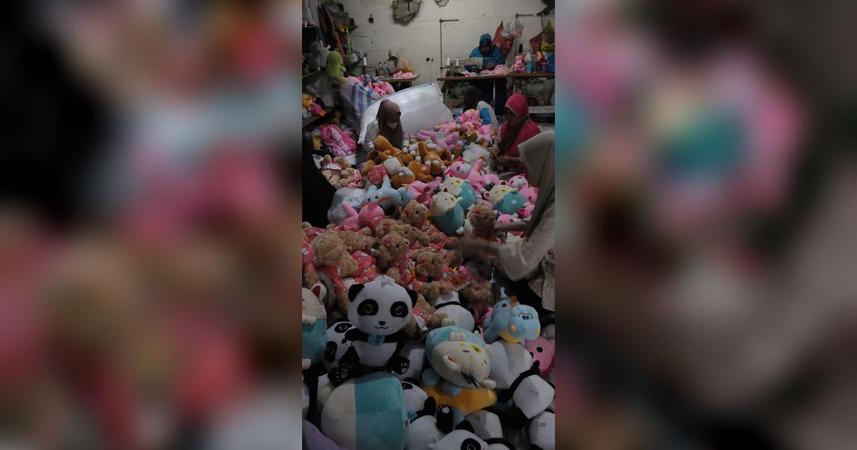 FOTO: Geliat Perajin Boneka di Bekasi Mampu Produksi Ratusan Boneka Setiap Hari dengan Harga Jutaan Rupiah