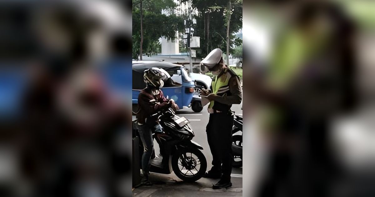 Dikejar Polisi karena Tak Pakai Helm, Pria Ini Kabur Masuk Gang Sempit Ternyata Jalan Buntu, Endingnya...