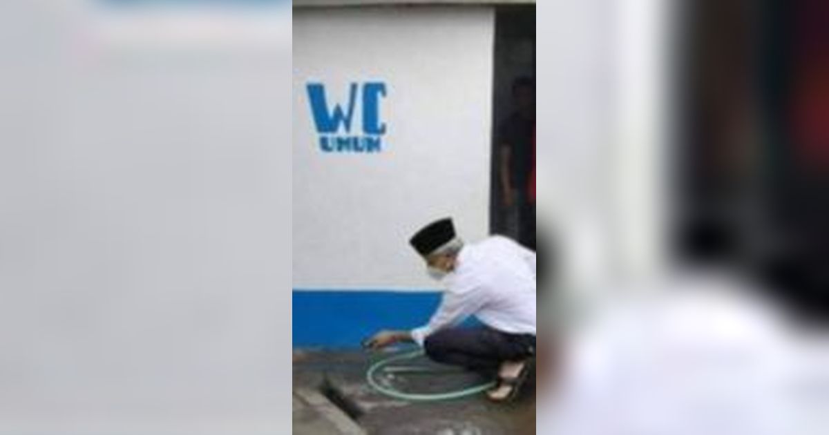 Viral Foto Ganjar Pranowo Bersihkan WC Umum, Simak Faktanya