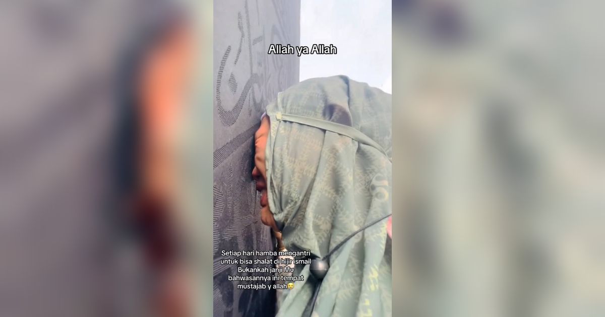 Wanita Ini Nangis Kejer Sambil Cium Kabah, Meratap Pilu Mengadu Dihina Sebagai Perempuan Mandul