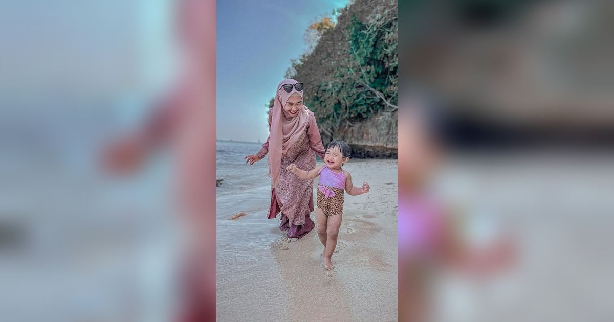 10 Potret Keseruan Moana Anak Ria Ricis Asyik Main Pasir Pantai di Malang, Netizen 'Bibit Mermaid'