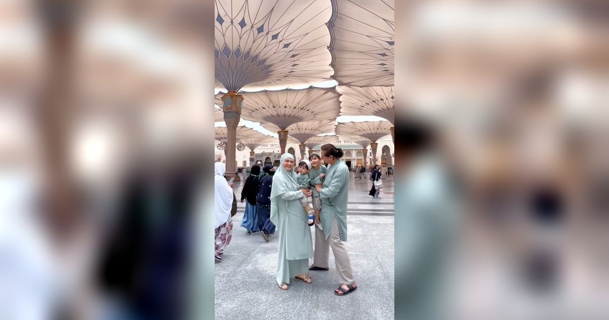 Potret Roger Danuarta dan Cut Meyriska Umrah ke Tanah Suci, Ajak Shaquille dan Jourell