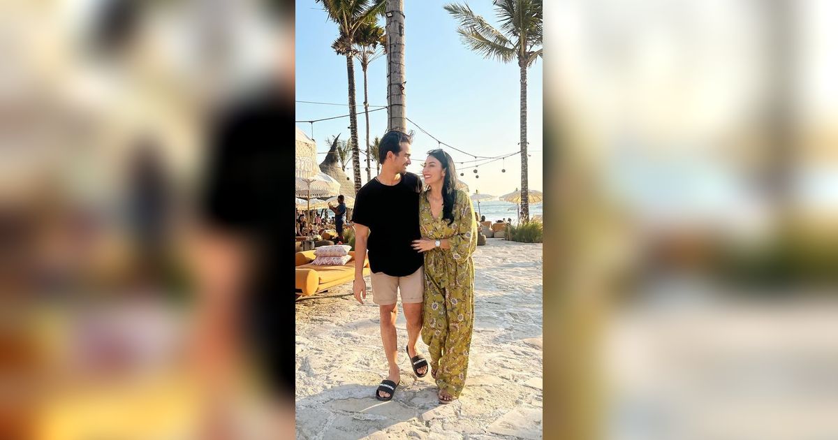 Potret Terbaru Kebersamaan Tyas Mirasih dan Suami di Bali, Romantis Banget!