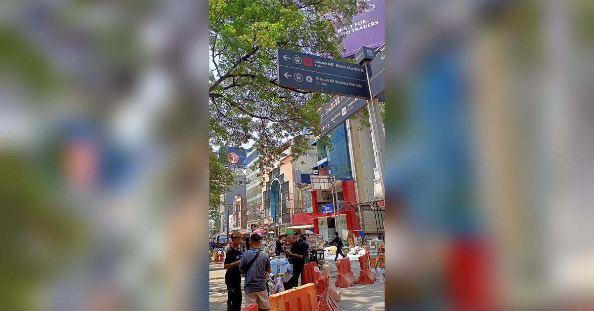 Raup Cuan 'Street Food' Jelang Senja di Depan Stasiun Sudirman