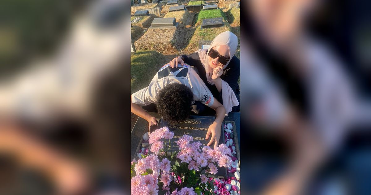 Momen Angelina Sondakh Ajak Anak Ziarah ke Makam Adjie Massaid, Pose Keanu Cium Nisan Sang Ayah Bikin Haru