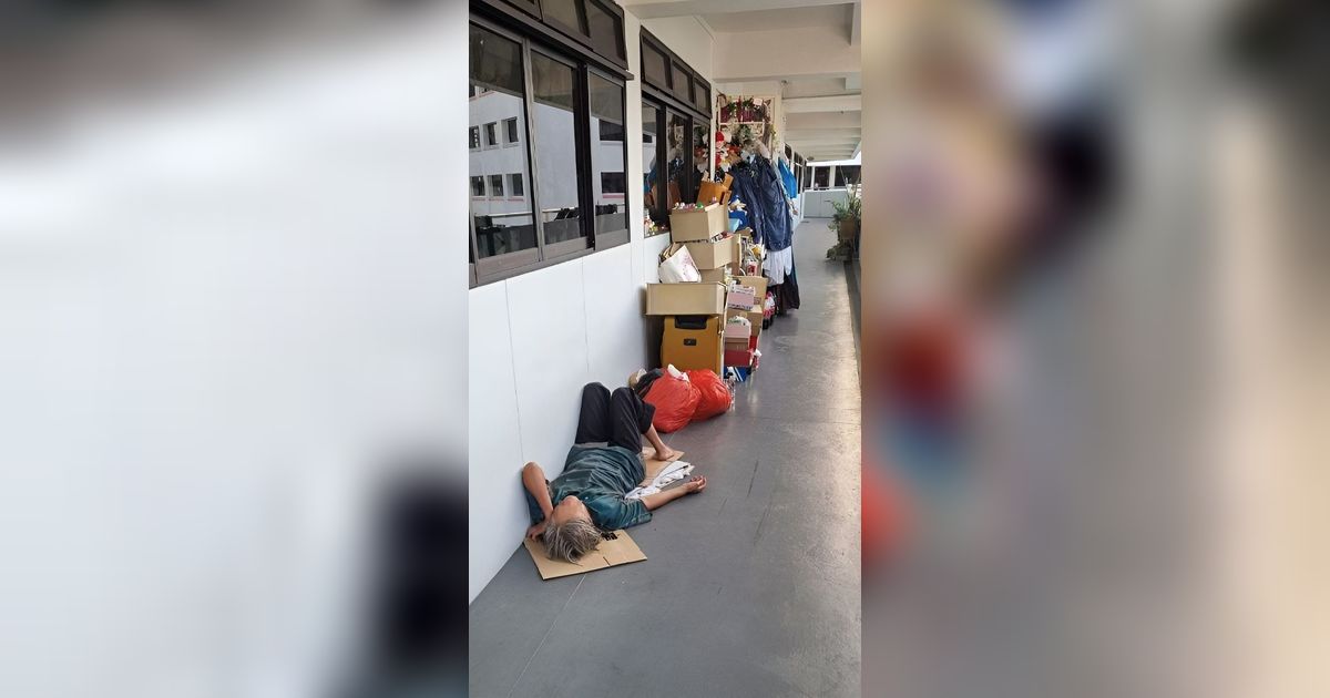 Kehidupan Nenek Aneh: Buang Sampah di Dalam Rumah, Tidurnya di Luar