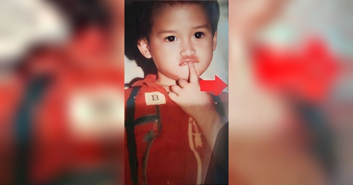 Bocah Berbaju Merah ini Jadi Aktor Terkenal dan Sempat Tersandung Kasus Pengakuan Anak, Bisa Tebak?
