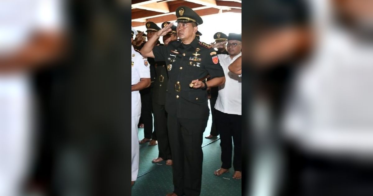 HUT ke-73 TNI, Jenderal Bintang Dua Ini Beri Hormat di Makam Soeharto dan Ibu Tien