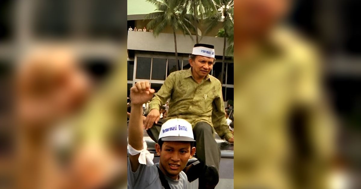 Pria dengan Bandana Putih Ini Dulunya Aktivis dan Pejuang Reformasi, Kini Jadi Politisi Handal dan Pendiri 2 Partai Politik