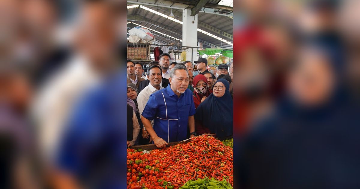 Kunjungi Pasar di Pontianak, Mendag Zulkifli Hasan Ungkap Stok Bapok Stabil dan Harga Cenderung Turun