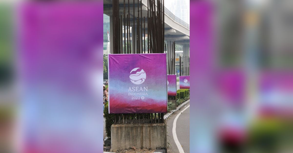 FOTO: 100 Banner KTT ASEAN Menghiasi Tiang Monorel Kawasan Jalan Rasuna Said