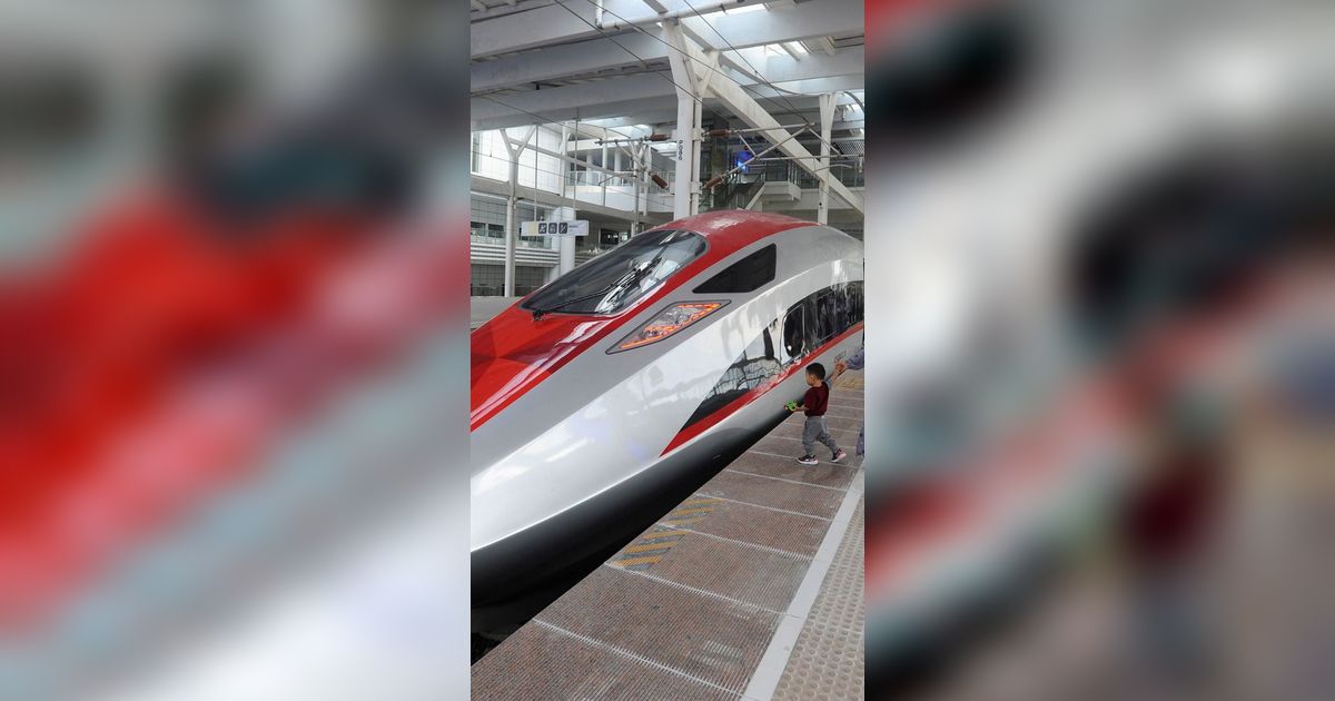 Video 2 Kereta Cepat Jakarta Bandung Berpapasan, Hilang dalam Satu Kedipan Mata