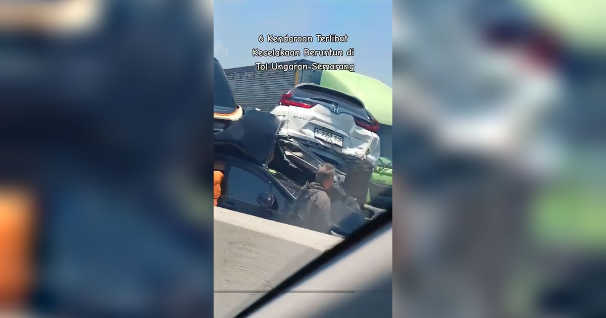 Foto-Foto Truk dan Mobil Saling Bertumpuk Akibat Tabrakan Beruntun 6 Kendaraan di Tol Semarang