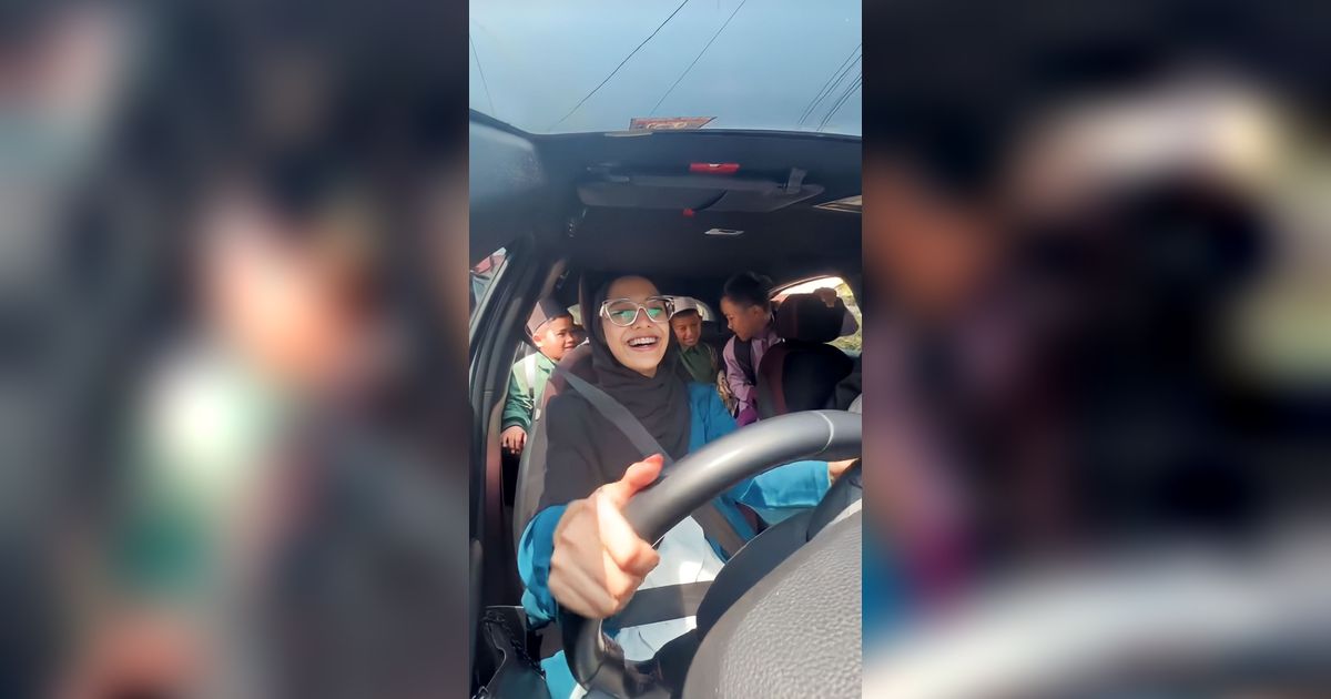 Momen Hangat Anak SD Diantar Guru Cantik Pulang Sekolah ini Bikin Netizen Iri!