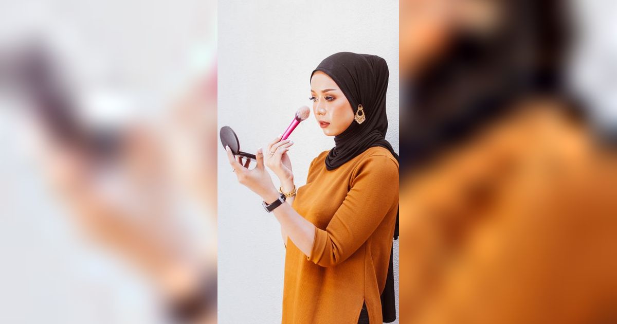 Wajah Fresh Saat Traveling, Cukup 4 Produk Makeup