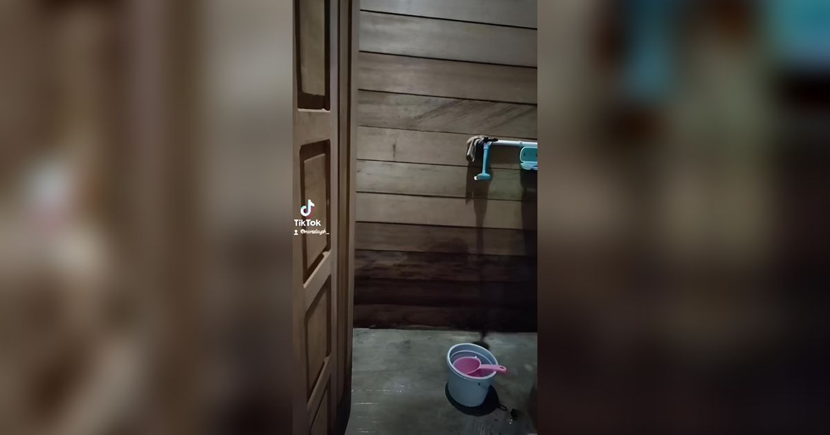 Kamar Mandi Suram Berdinding Papan Kayu Berlantai Semen Dimakeover Cuma Pakai Wallpaper Foam Auto Jadi Cantik Estetik