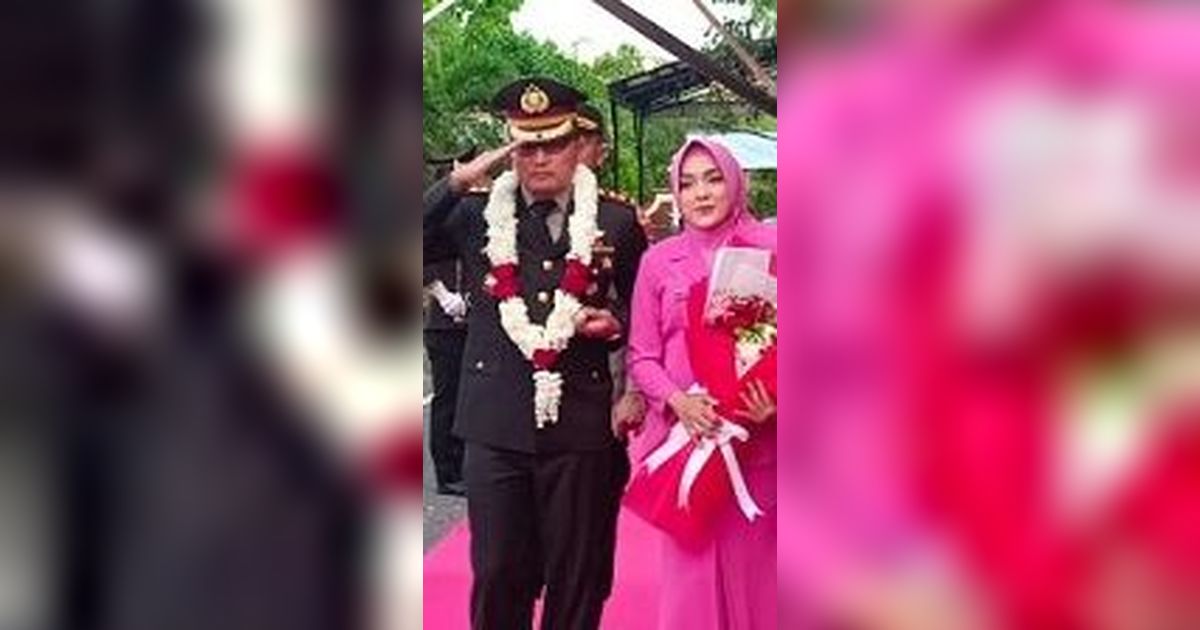 Momen AKBP Diberi Amanah jadi Kapolres, Usai Sertijab langsung Cuci & Cium Kaki Ibunya