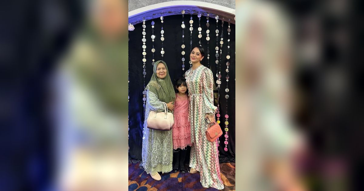 Potret Kompak Ririn Eka Wati Temani Mertua Kondangan