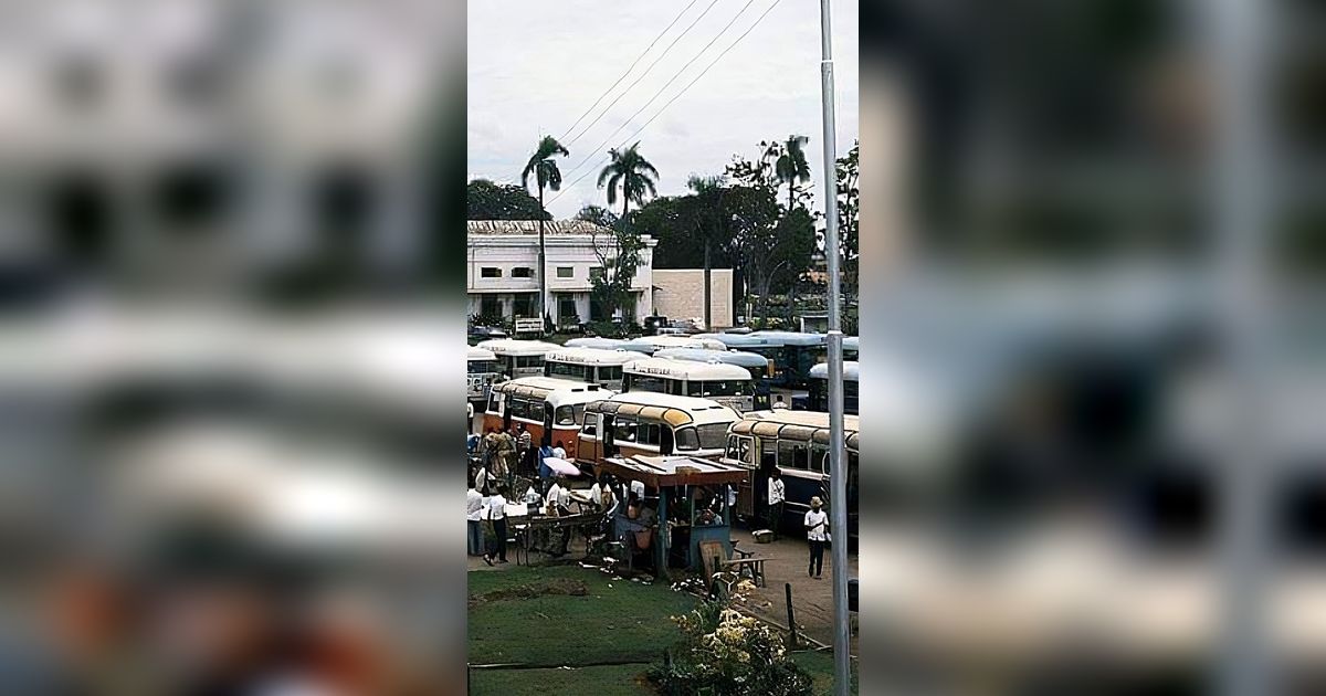 Nostalgia Potret Lawas Terminal di Indonesia Era 70-an, Bentuk Bus Jadulnya Bikin Salfok