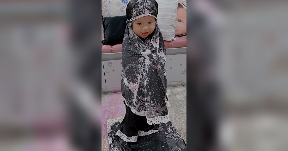 Potret Lucu Ameena Anak Atta Halilintar dan Aurel Belajar Salat, Gemesin Banget!