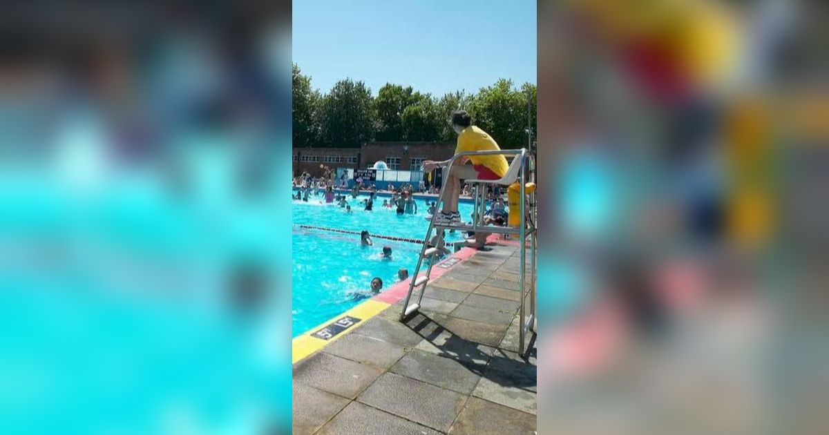 Asyik Main Air di Kolam Renang Umum, Tak Sengaja Lihat Penampakan 'Jejak Kehidupan' yang Menjijikkan