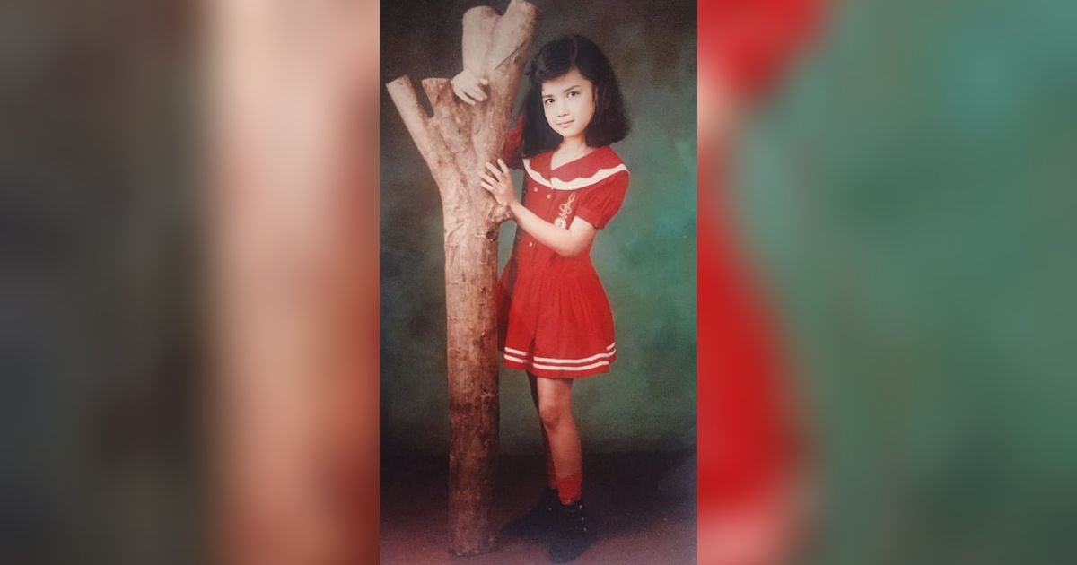 Anak Perempuan di Foto Ini Sekarang Jadi Pesinetron, Dapat Julukan si Ratu Antagonis, Coba Tebak?