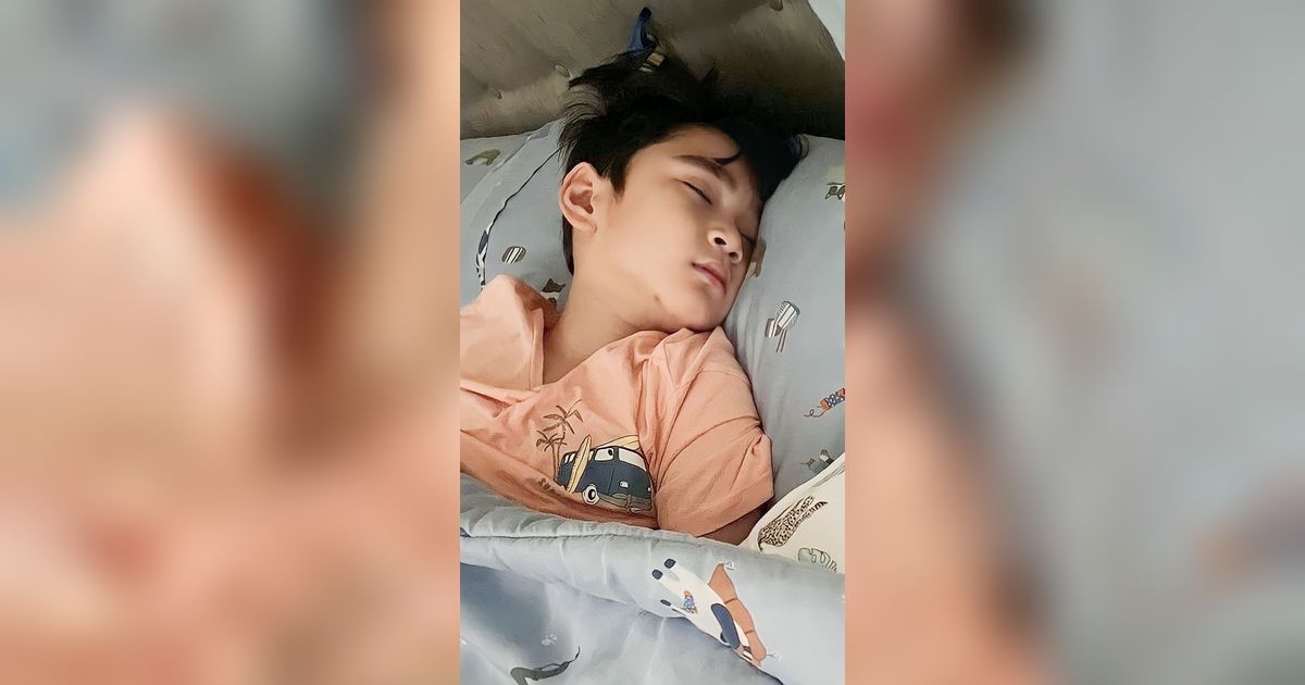 Momen Kocak Rafathar Ketiduran di Lift Rumah, gak Ada yang Bisa Bangunin kecuali Mba Lala