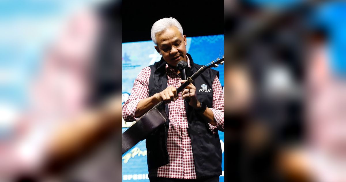 Pamitan Sebagai Gubernur, Ganjar Diberi Gitar Tua oleh Pengamen Jalanan