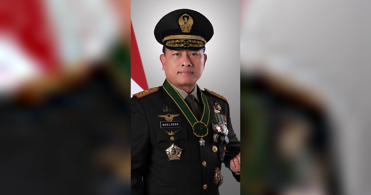 Mantan Panglima TNI Makan di Emperan Toko, Gayanya Santuy Pakai Sendal Teplek