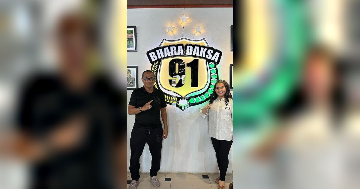 Jenderal Bintang 1 Ajak Istri Nostalgia ke Akpol Semarang, Ada Pose di Depan Foto Seangkatan 91