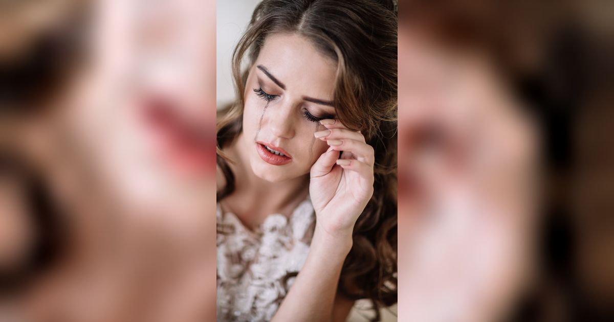 Pengantin Ini Ogah Posting Foto Nikah Karena Makeup Gagal, Hasilnya Bikin Gigit Jari!