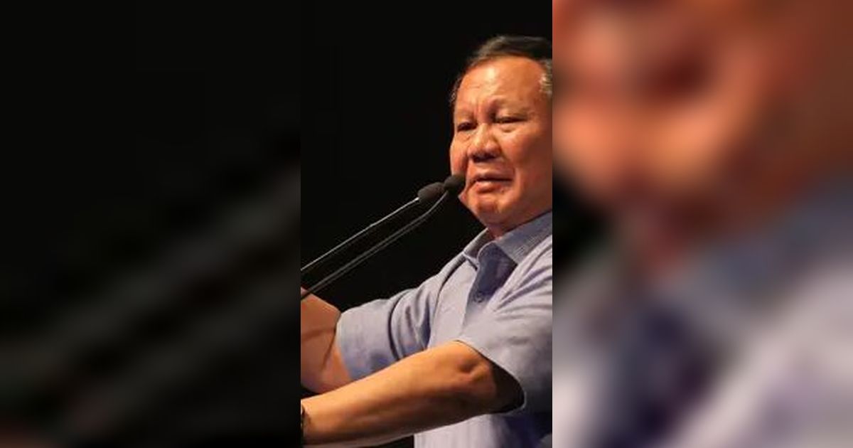 VIDEO: Momen Prabowo Lepas Kemeja Kebanggaan & Berikan Jam Tangan ke Emak-Emak di NTT