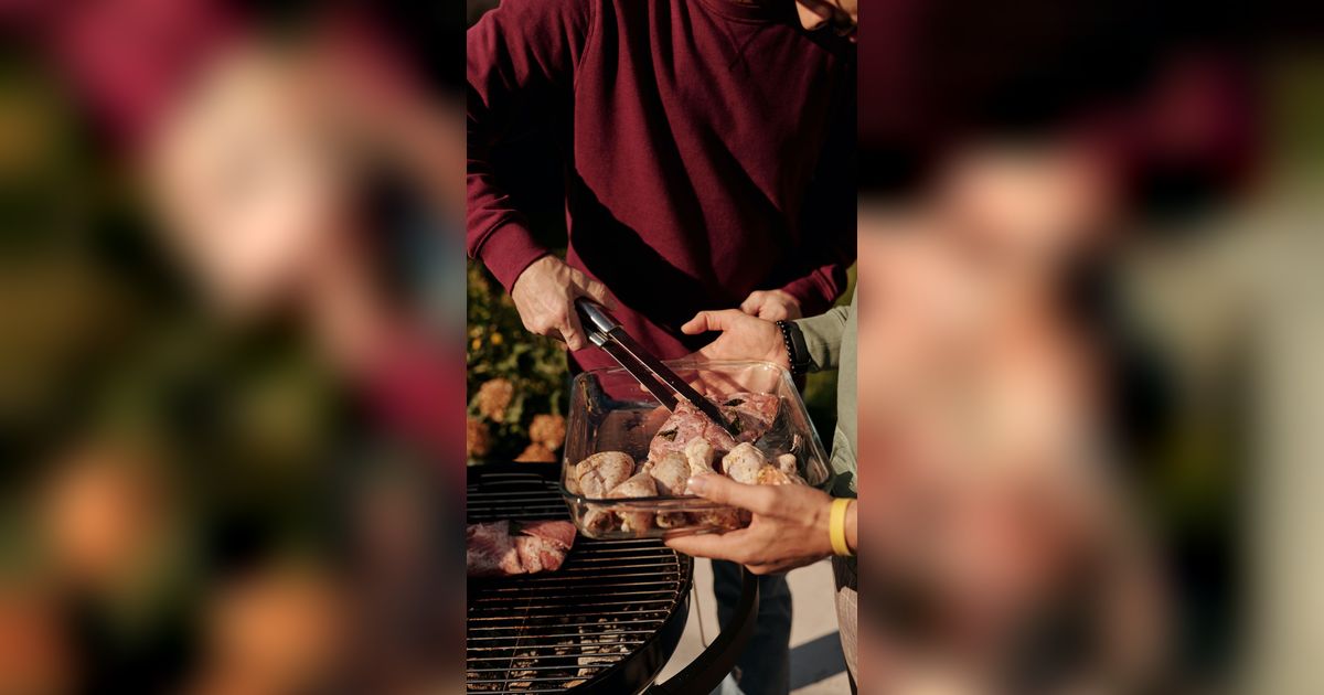 Viral! Perempuan Penjual Ayam Panggang Agak Lain, Penampilannya Bikin Terpesona
