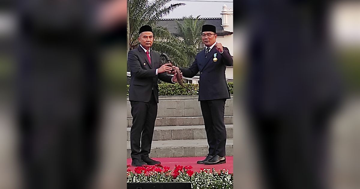 Bey Machmudin Terima Kujang Pusaka dari Ridwan Kamil, Simbol Kekuasaan di Pemprov Jabar