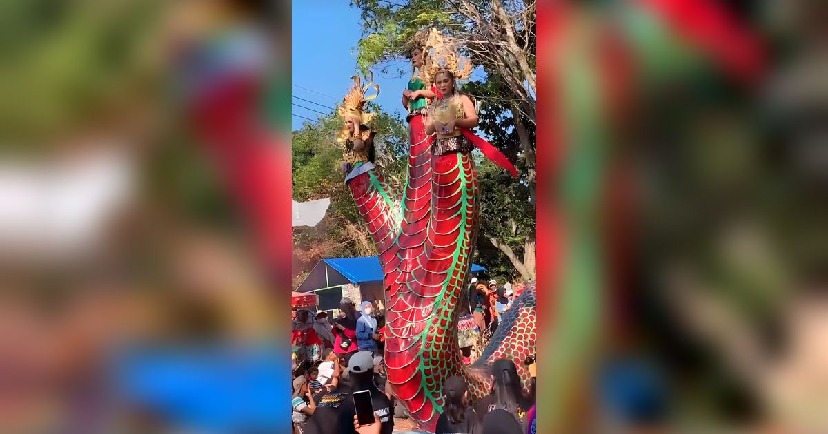 Viral Penampakan Kostum Siluman Ular di Pawai Tuban, Mirip Film Jadul di TV