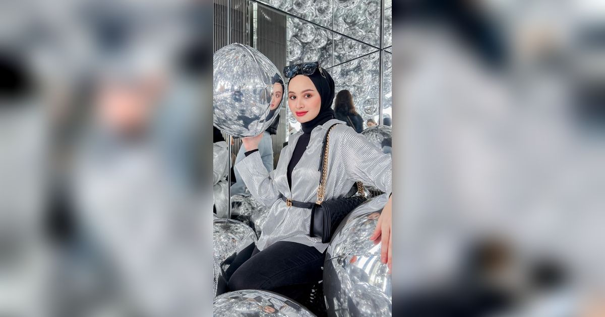 Classy Style dengan Leather Skirt ala Sabrina Sosiawan