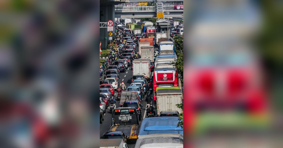 FOTO: Lalu Lintas Jalan MT Haryono Mengular Akibat Akses Jalan di Beberapa Lokasi Ditutup Karena Ada KTT ASEAN 2023