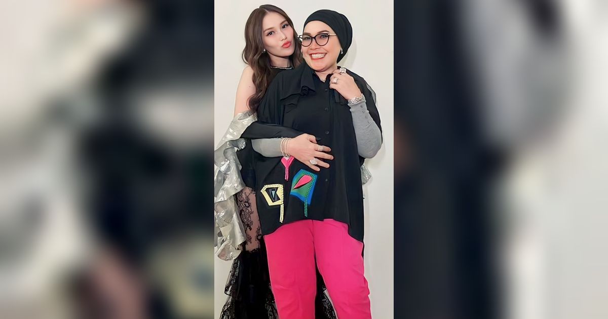 Sang Ibu Dihujat Gegara Keseringan Bikin Konten saat Umroh, Ayu Ting Ting Pasang Badan