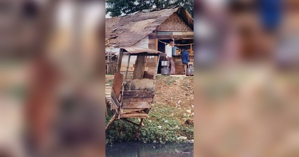 Potret Nostalgia Warga Jakarta di Pinggiran Sungai Tahun 1976, Warganet Salfok Bentuk WC 'Doyong'