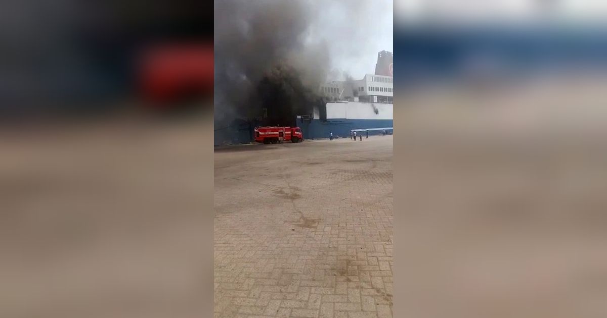 Kapal Ferry Mutiara Berkah Terbakar di Pelabuhan Indah Kiat Merak, Penumpang Dievakuasi Menggunakan Crane