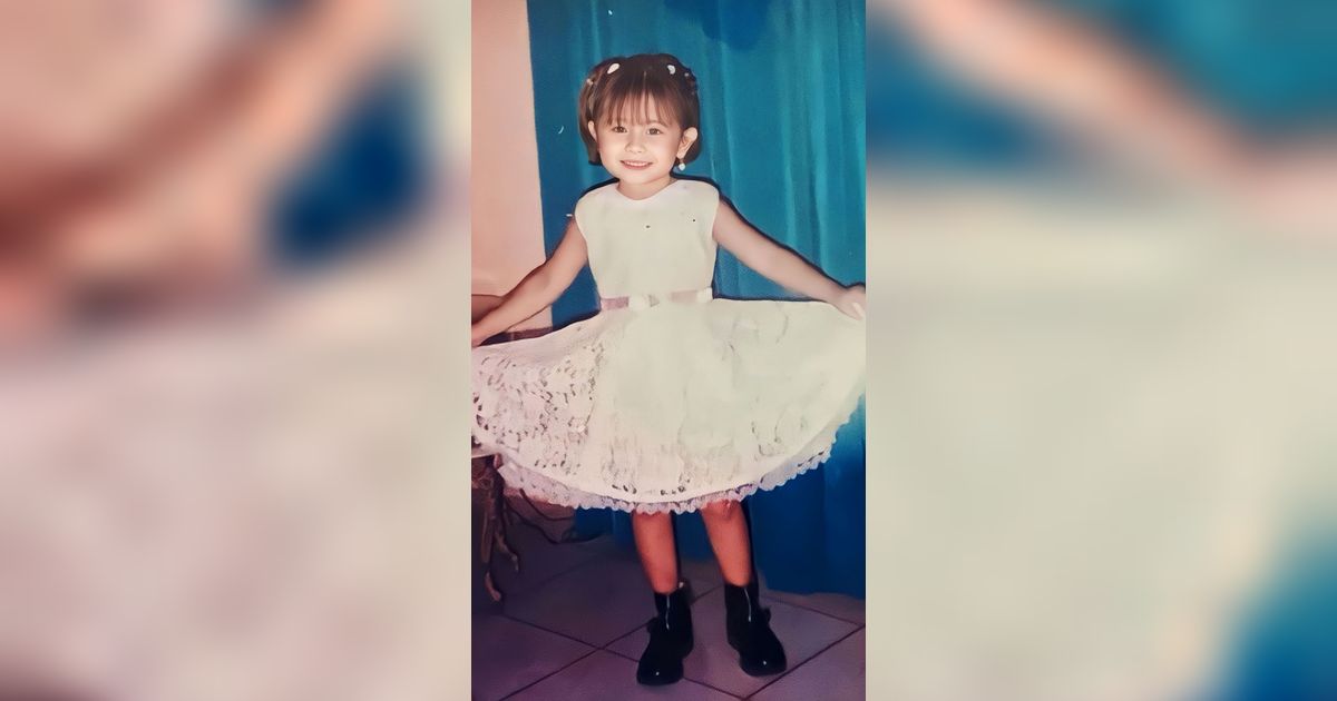 Bocah Cantik Pakai Dress Pesta Putih Ini Artis Top dan Pernah Jadi Dosen di Universitas Ternama