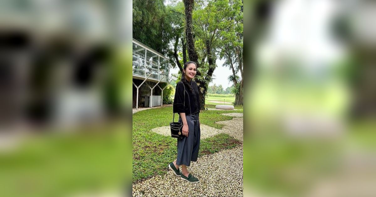 Potret Sandra Dewi Tampil Sederhana dan Casual Pakai Kaos Oblong