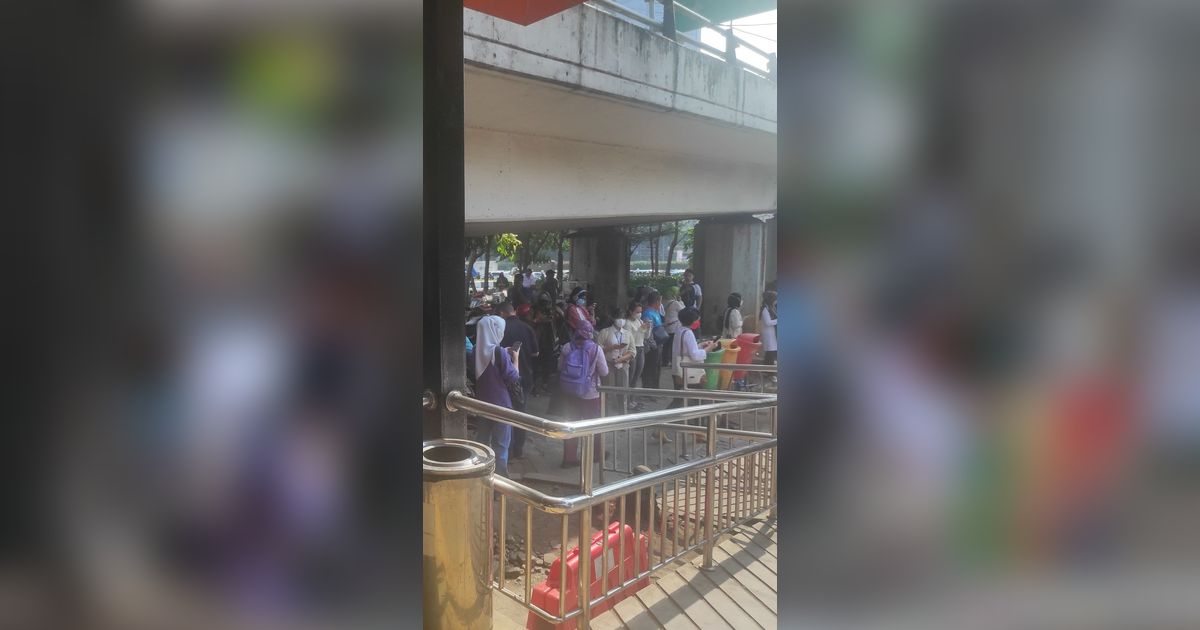 Macet Parah Imbas Rekayasa Lalu Lintas KTT ASEAN, Penumpang TransJakarta di Halte Tendean Pilih Jalan Kaki