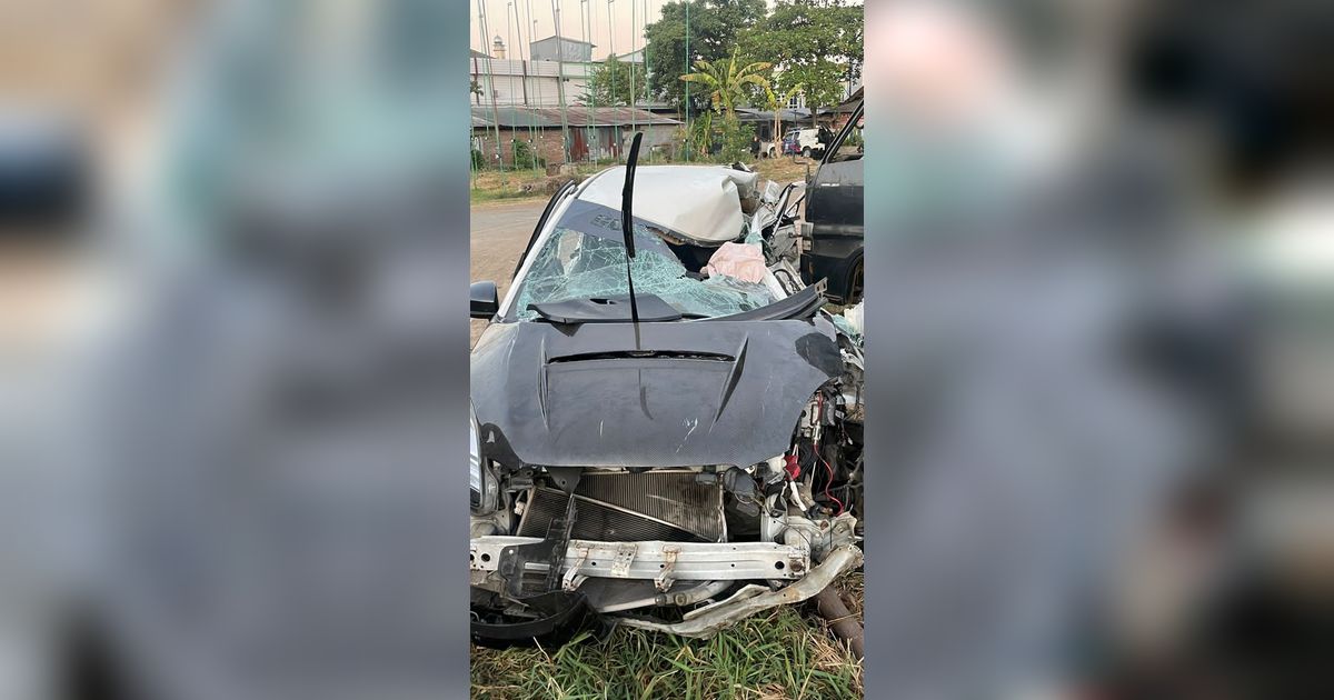 Sejoli Tewas Kecelakaan di Boulevard Makassar, Mobil Ringsek Terguling ke Arah Berlawanan