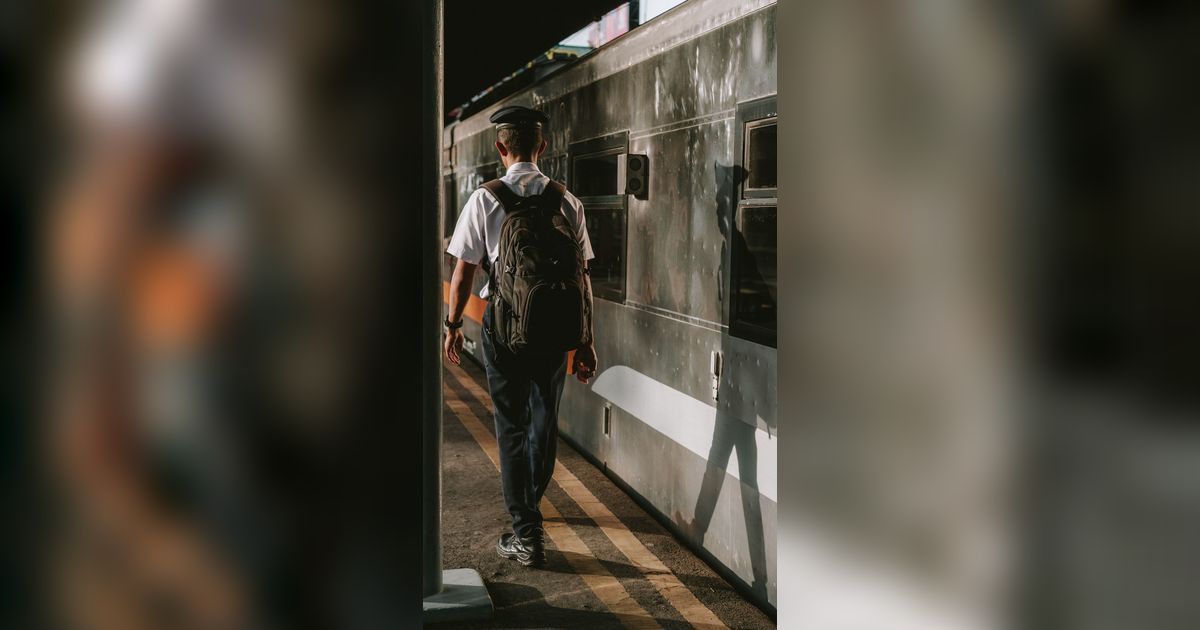 Momen Haru Anak Masinis Panggil Ayahnya saat Kereta Lewat, Bikin Mewek Netizen