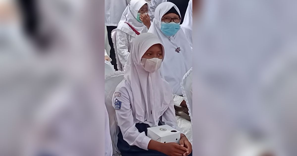 Potret Ratusan Siswa Terpaksa Pakai Masker Imbas Jambi Diselimuti Kabut Asap