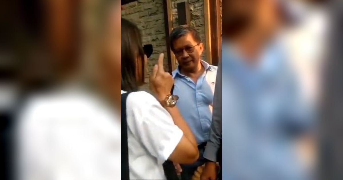 Wanita Ngamuk Cegat Rocky Gerung Bikin Polisi Keluar Markas, Langsung Bertindak!