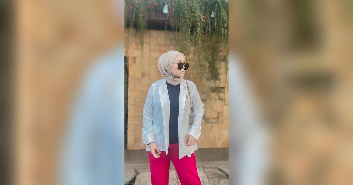 On Point! Perpaduan Celana Warna Neon dengan Blazer Putih