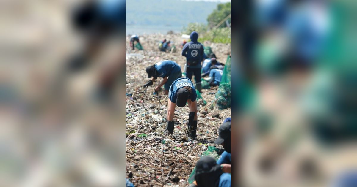 Pemkab dan Sungai Watch Gelar Aksi Big Clean Up di Pantai Muncar Banyuwangi